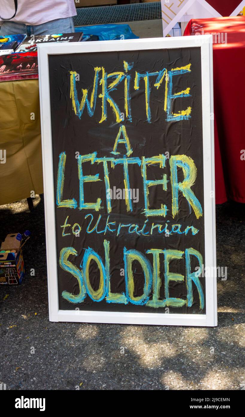 Unterschreiben Sie „Schreiben Sie einen Brief an einen ukrainischen Soldaten“ auf dem St. George Ukrainisch Griechisch Katholische Kirche Festival im East Village im Jahr 2022 Stockfoto