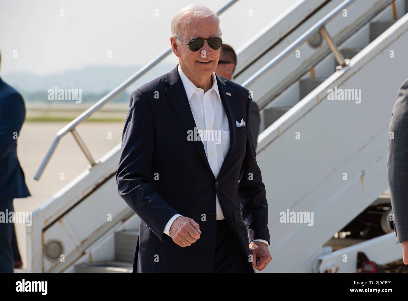 Pyeongtaek, Südkorea. 22.. Mai 2022. Der US-Präsident Joe Biden kommt nach seinem zweitägigen Besuch in Südkorea am 22. Mai 2022 in Pyeongtaek, Südkorea, zum Abflug der ersten Luftwaffe auf dem Osan Air Base an. Kredit: SRA Allison Payne/U.S. Air Force/Alamy Live News Stockfoto