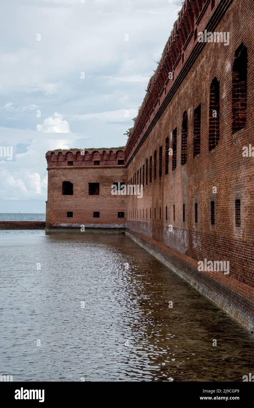 Das Äußere von Fort Jefferson liegt im Dry Tortugas National Park mit einer Bruchwasserwand Stockfoto