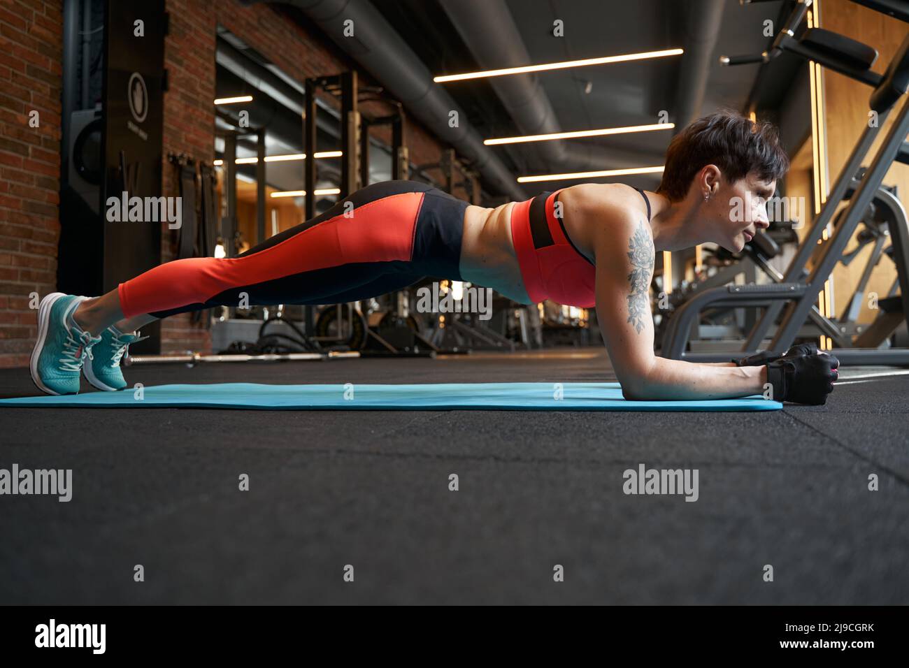 Sportler, der statische Kernübungen auf einer Yogamatte durchführt Stockfoto