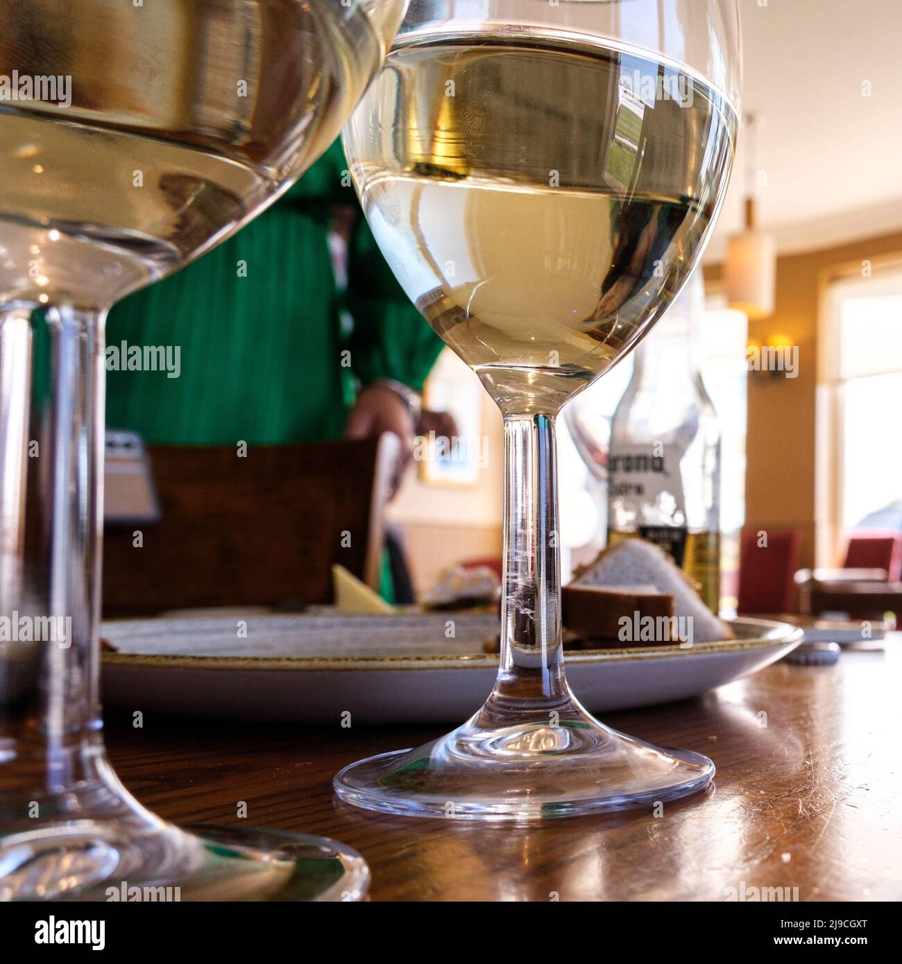 Epsom Surrey, London, Großbritannien, 14 2022. Mai, Nahaufnahme von zwei Gläsern Weißwein-Alkoholika auf Einer Tischplatte Stockfoto
