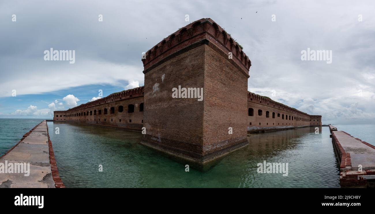 Das Äußere von Fort Jefferson liegt im Dry Tortugas National Park mit einer Bruchwasserwand Stockfoto