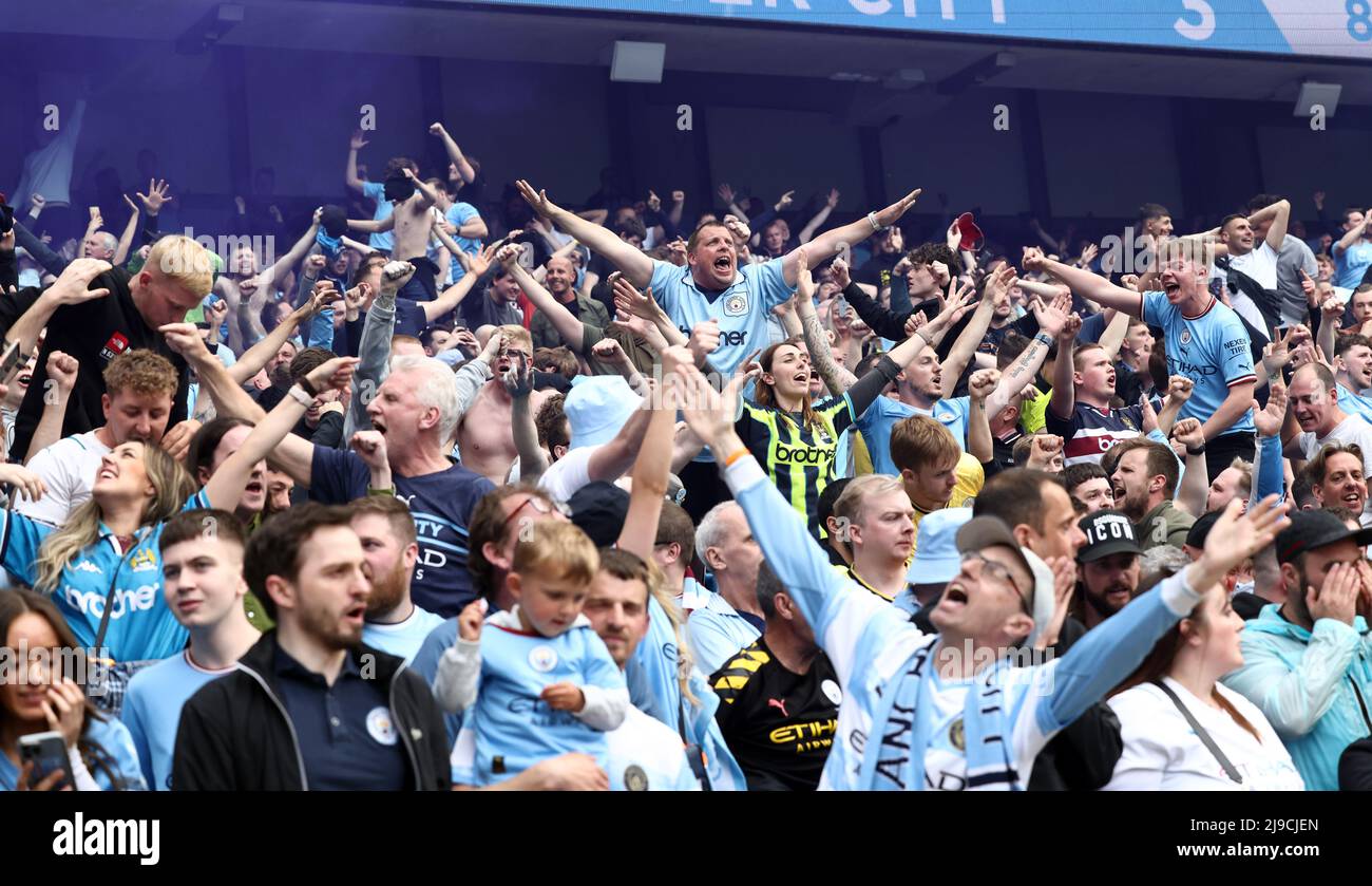Manchester, Großbritannien. 22.. Mai 2022. Manchester City-Fans feiern das Spiel der Premier League im Etihad Stadium in Manchester. Bildnachweis sollte lauten: Darren Staples/Sportimage Credit: Sportimage/Alamy Live News Stockfoto