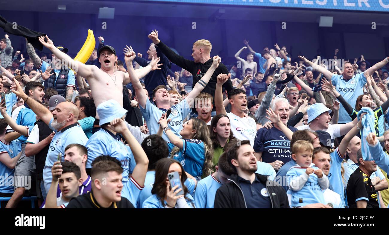 Manchester, Großbritannien. 22.. Mai 2022. Manchester City-Fans feiern das Spiel der Premier League im Etihad Stadium in Manchester. Bildnachweis sollte lauten: Darren Staples/Sportimage Credit: Sportimage/Alamy Live News Stockfoto