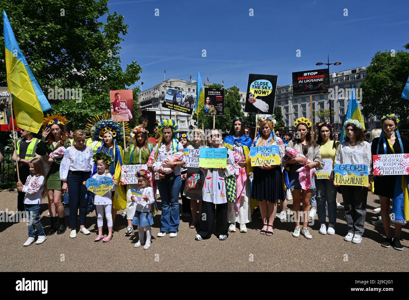 London, Großbritannien. 22.. Mai 2022. Der Muttermarsch für ukrainische Kinder glaubt, dass Tausende ukrainische Kinder in Russland entführt und transportiert werden. Marsch von Marble Arch zur russischen Botschaft, London, Großbritannien. - 22. Mai 2022. Kredit: Picture Capital/Alamy Live Nachrichten Stockfoto