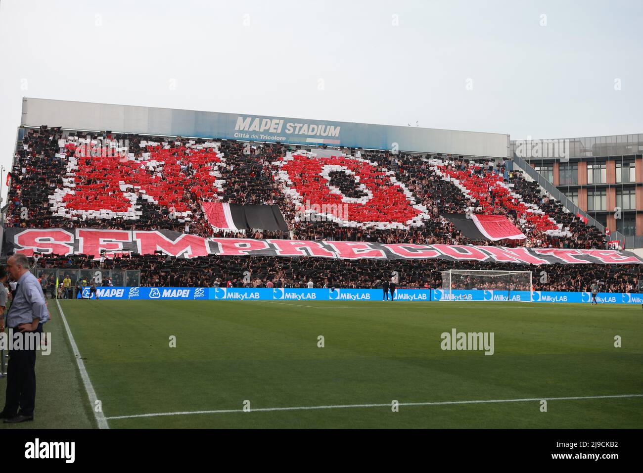 Reggio Emilia, Italien. 22.. Mai 2022. Die Fans des AC Mailand sind während des Serie A-Spiels zwischen uns Sassuolo und AC Mailand im Mapei-Stadion am 22. Mai 2022 in Reggio Emilia, Italien, zu sehen. Quelle: Marco Canoniero/Alamy Live News Stockfoto