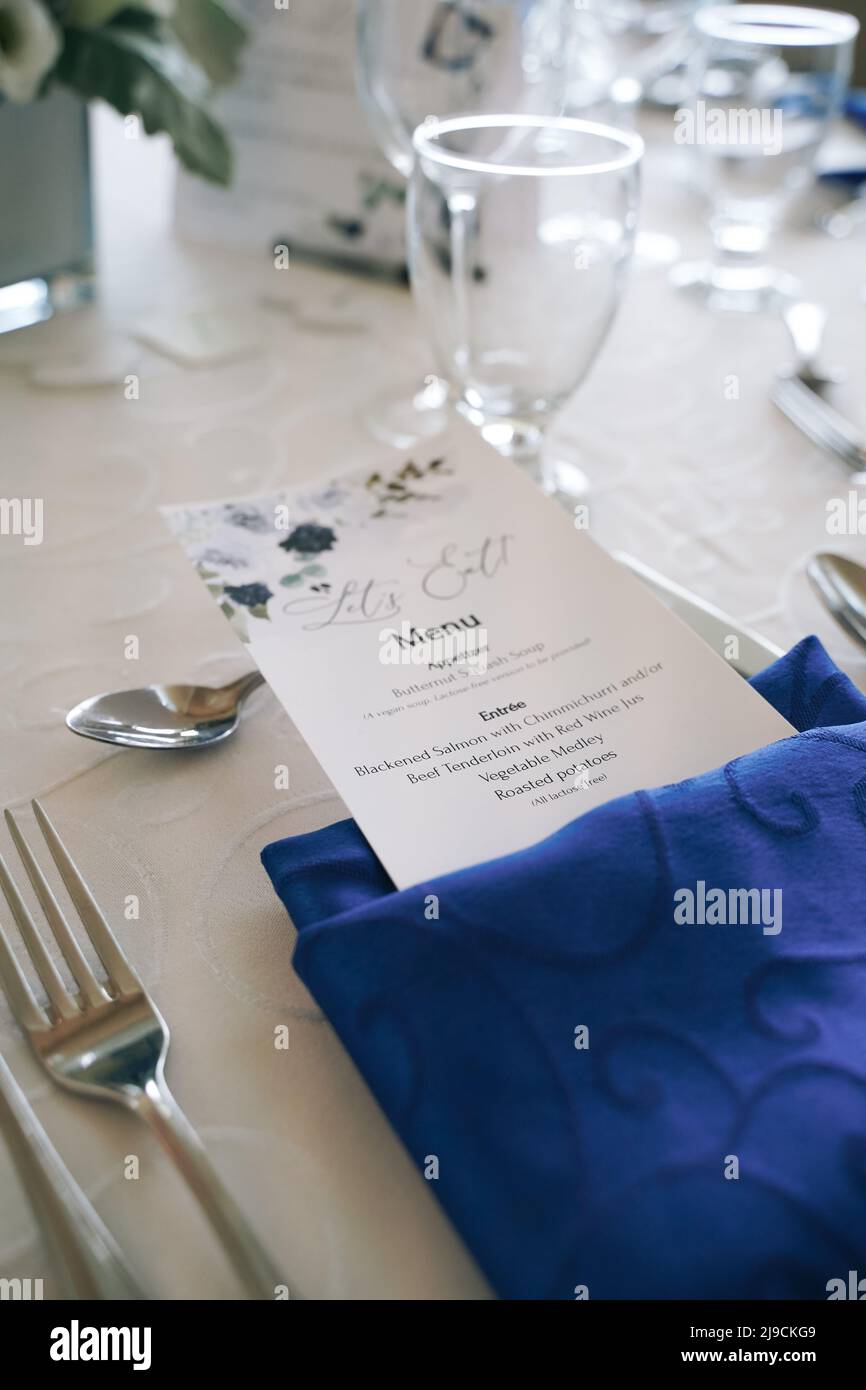 Schickes Restaurant mit Dinner- oder Mittagsmenü auf blauer Serviette Stockfoto