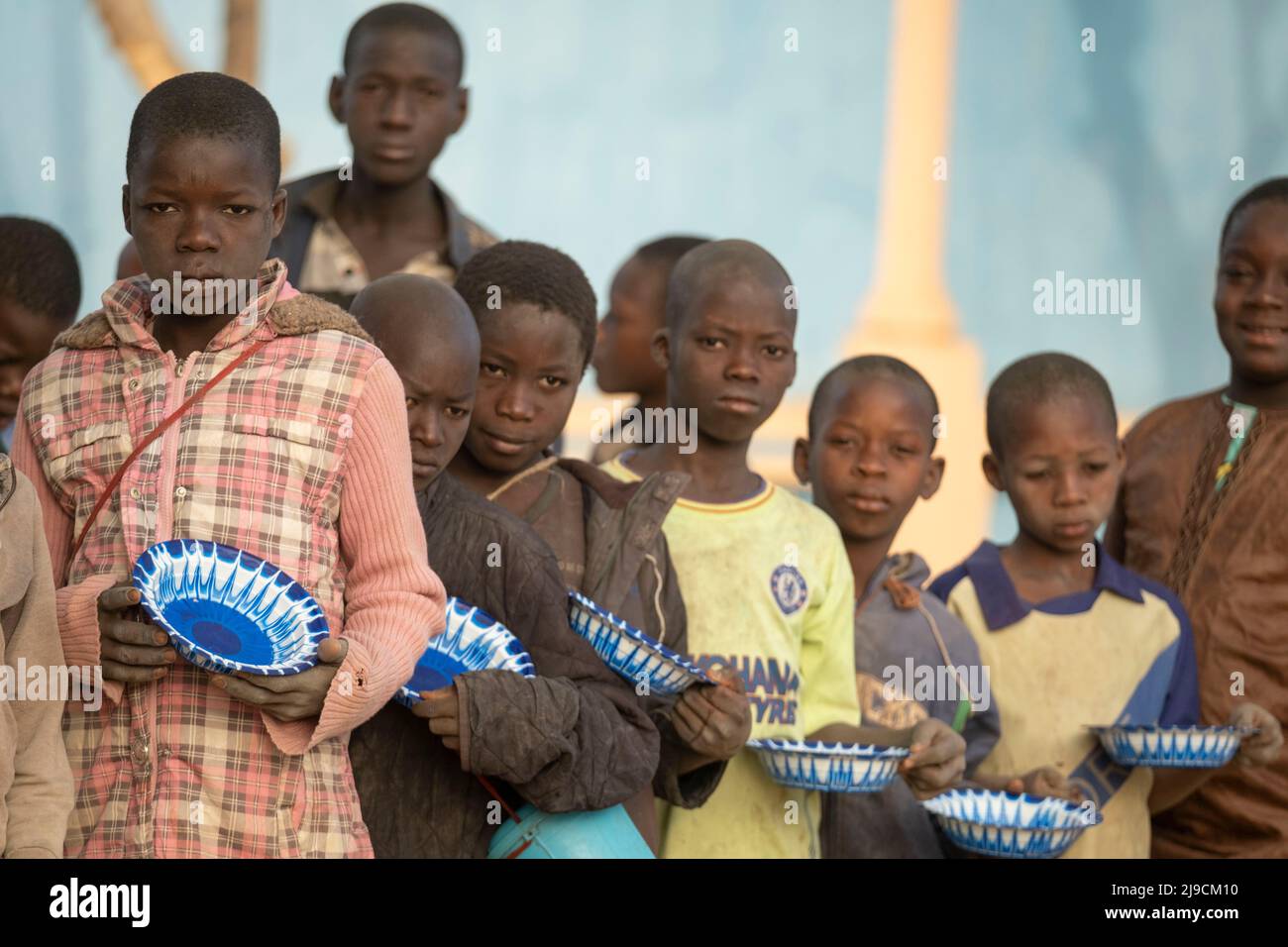 Ségou - Mali - 13. März 2021 :Arme afrikanische Kinder warten während des Essens Stockfoto