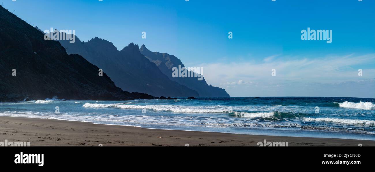 Panoramablick auf Lava-Felsen von laya de Almaciga und blauen Atlantik, Nationalpark Anaga in der Nähe von Tanagana Dorf, nördlich von Teneriffa, Kanarische Insel Stockfoto