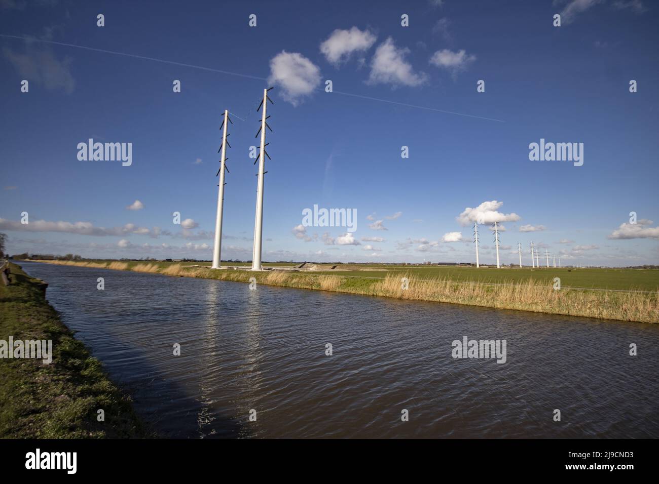 TenneT-Hochspannungsleitungen in Groningen, Niederlande Stockfoto