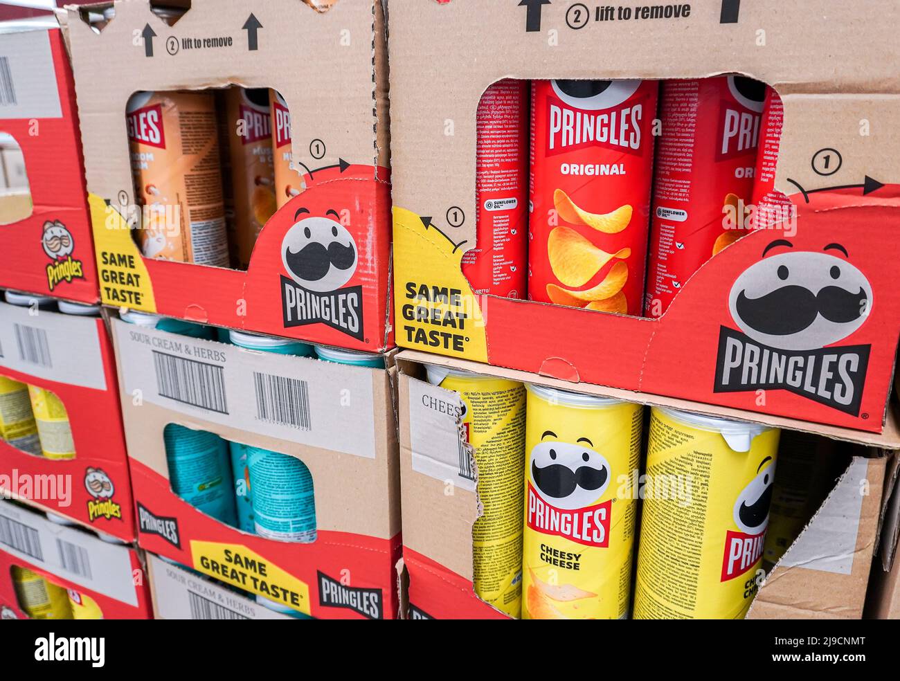 Samara, Russland - 14. Mai 2022: Pringles knackige Snacks, verschiedene Geschmacksrichtungen auf dem Hypermarket. Auswahl an Kartons mit Röhrendosen mit Pringles Stockfoto