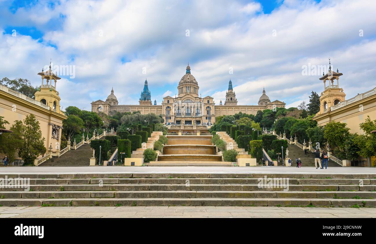 Barcelona, Spanien. Blick auf die Plaza de Espanya und den Palau de Montjuich - katalanisches nationales Kunstmuseum MNAC auf dem Berg Montjuic. Der Palau Nacional Stockfoto