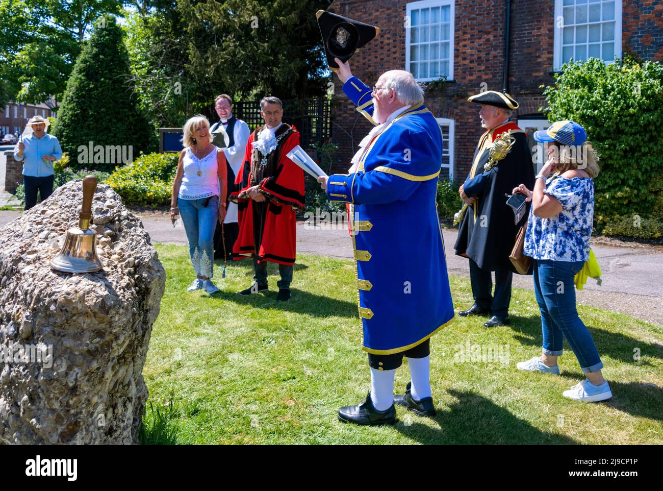 Town Crier, St. Albans beim Lesen wichtiger Hinweise, Albans UK - Beating the Bounds Ceremony 2022 Stockfoto