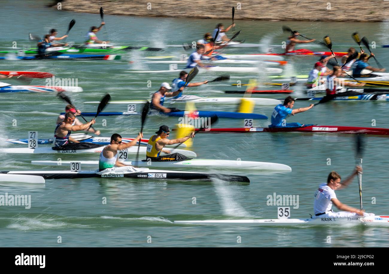 Racice, Tschechische Republik. 22.. Mai 2022. Start des K1 5000-m-Rennens der Männer beim ICF Kanusprint-Weltcup 2022 am 22. Mai 2022 in Racice, Tschechien. Quelle: Ondrej Hajek/CTK Photo/Alamy Live News Stockfoto