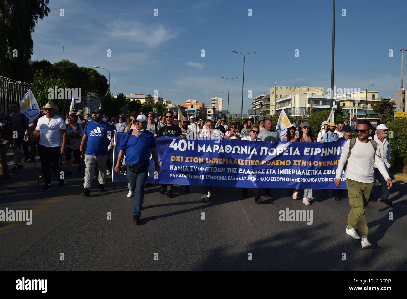 Athen, Griechenland. 22. Mai 2022. Die Teilnehmer des Marathons 40., der vom griechischen Komitee für internationale Entspannung und Frieden organisiert wurde, treffen nach einem Marsch vom historischen Marathongrab ins griechische Verteidigungsministerium ein, um ihre Opposition gegen den Krieg in der Ukraine in Athen, Griechenland, zu äußern. Quelle: Nicolas Koutsokostas/Alamy Live News. Stockfoto