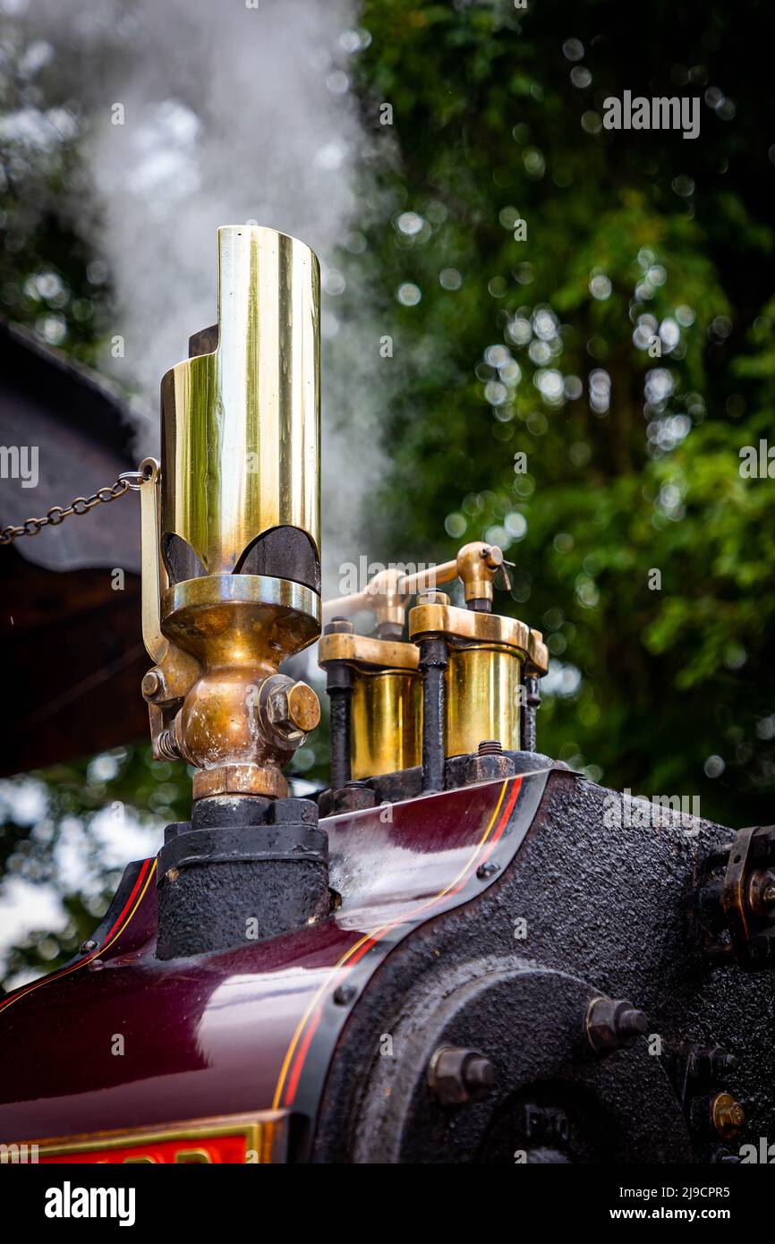 Dampf tritt über Ventile auf einem Aveling und Porter Traction Engine aus Stockfoto