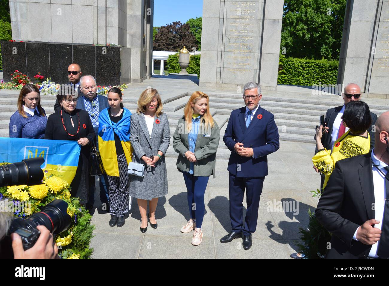 Berlin, Deutschland - 8. Mai 2022 - die ukrainische Sängerin Tina Karol trifft den Botschafter der Ukraine in Deutschland Andrij Melnyk am sowjetischen Kriegsdenkmal im Tiergarten im Zentrum Berlins - (Foto: Markku Rainer Peltonen). Stockfoto