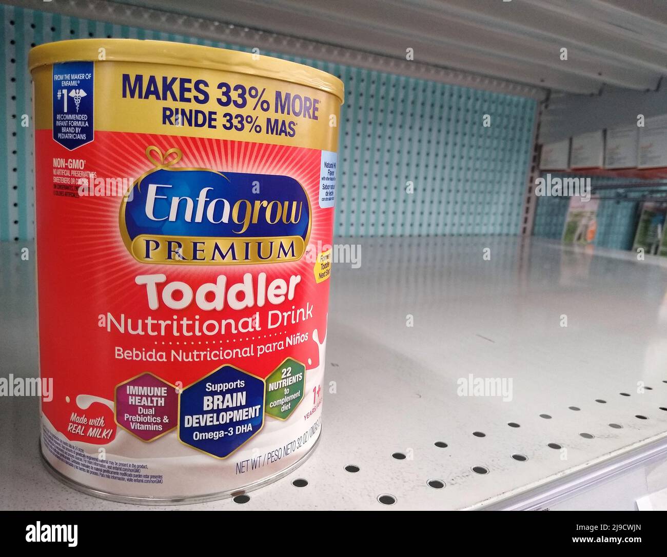 Eine einzige Dose Enfagrow Premium Kleinkind Nutritional Drink Babynahrung in Pulverform sitzt am Samstag, 21. Mai 2022, in einem ansonsten leeren Regal in einem Meijer-Laden in Owensboro, Diess County, KY, USA. Eine Kombination aus anhaltenden Problemen in der Lieferkette, freiwilligen Produktrückrufen und gemeldeten Panik-Käufen durch Verbraucher hat in den Vereinigten Staaten zu einer weit verbreiteten Knappheit an Säuglingsnahrung geführt, was die Gesetzgeber von Bundesstaaten und Bundesstaaten nach Wegen suchen, Herstellern zu helfen, ihre Produktion zu steigern und Babynahrung schneller in den Einzelhandel zu bringen. (APEX MediaWire Foto von Billy Suratt) Stockfoto