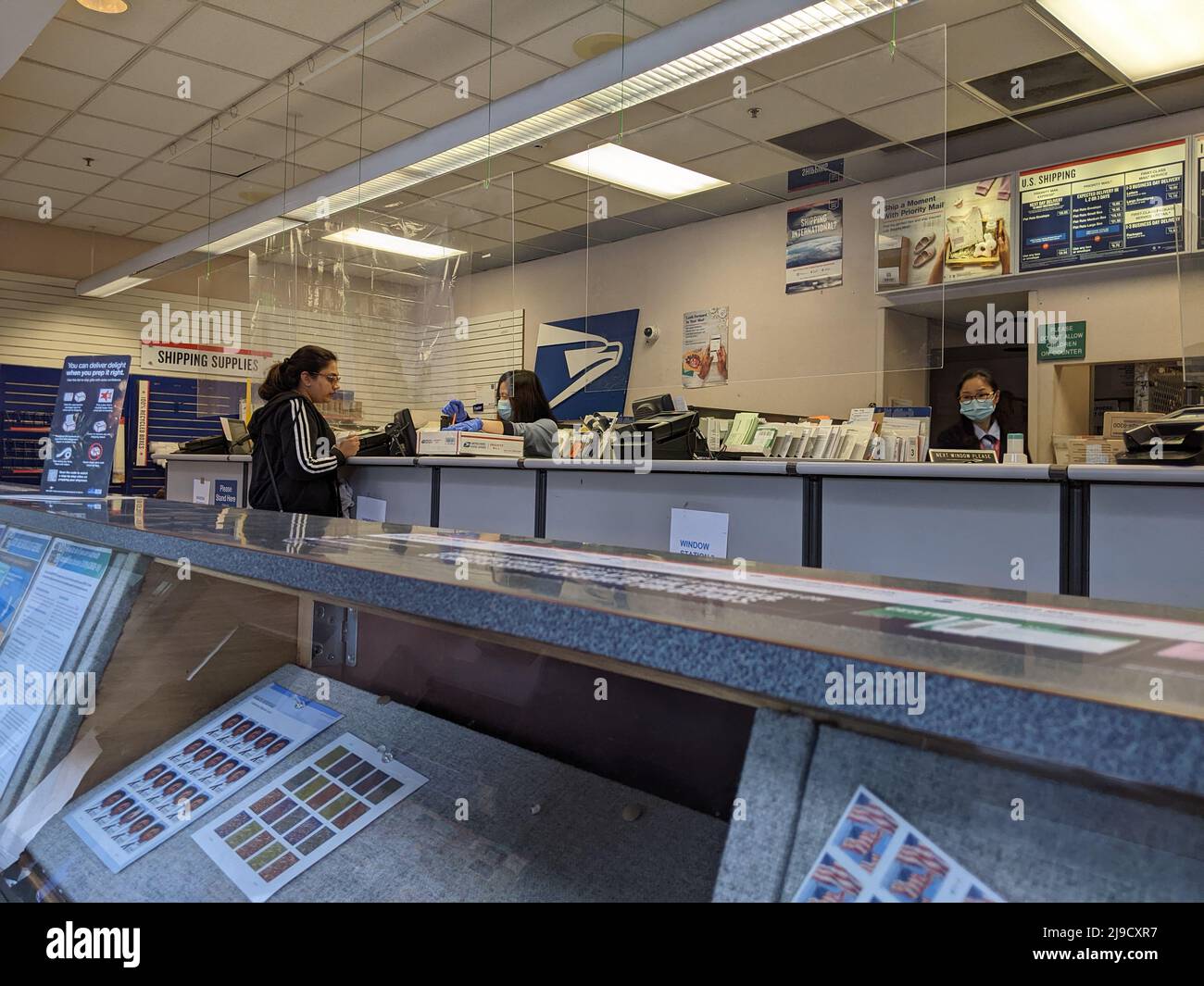 Mill Creek, WA USA - ca. Mai 2022: Schräge Ansicht von Leuten, die Pakete in einem Postamt verschicken Stockfoto