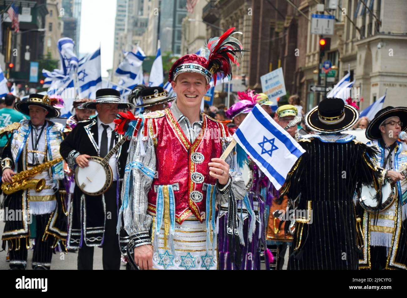 Die Teilnehmerin hält die israelische Flagge und marschiert während der Parade in New York City, um den 74.. Jahrestag der Gründung der israelischen Nationalfeierlich zu begehen Stockfoto