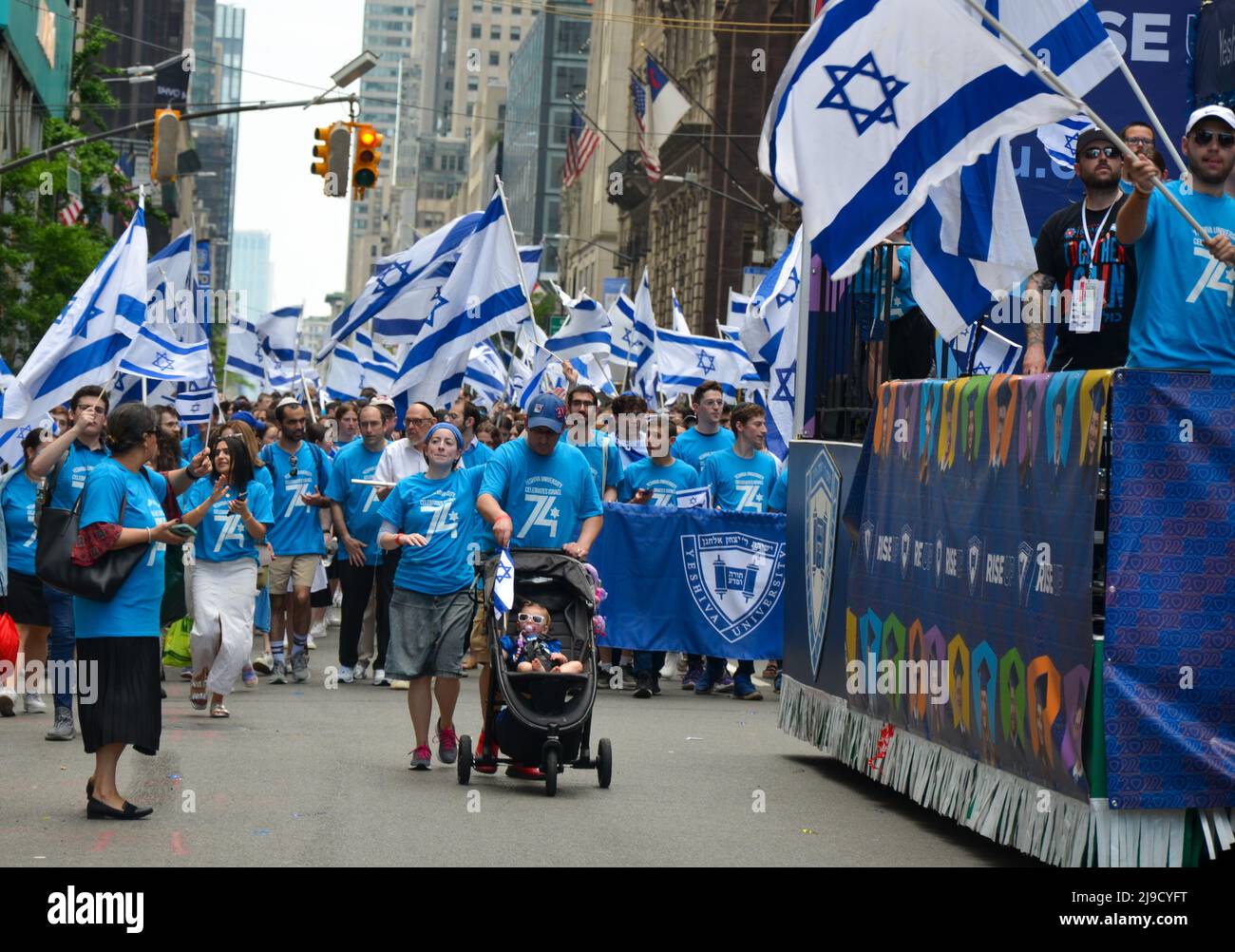 Die Teilnehmer werden während der Parade in New York City gesehen, um den 74.. Jahrestag der Gründung der israelischen Nation am 22. Mai 2022 zu feiern. Stockfoto