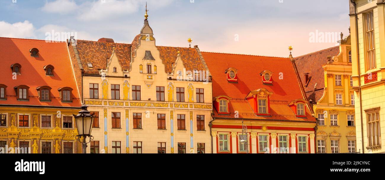 Szenische Sommer-Hintergrundansicht der alten klassischen Farbe Häuser oder Häuser Architektur Gebäude mit blauem Himmel in der Altstadt von Wroclaw, Polen Stockfoto