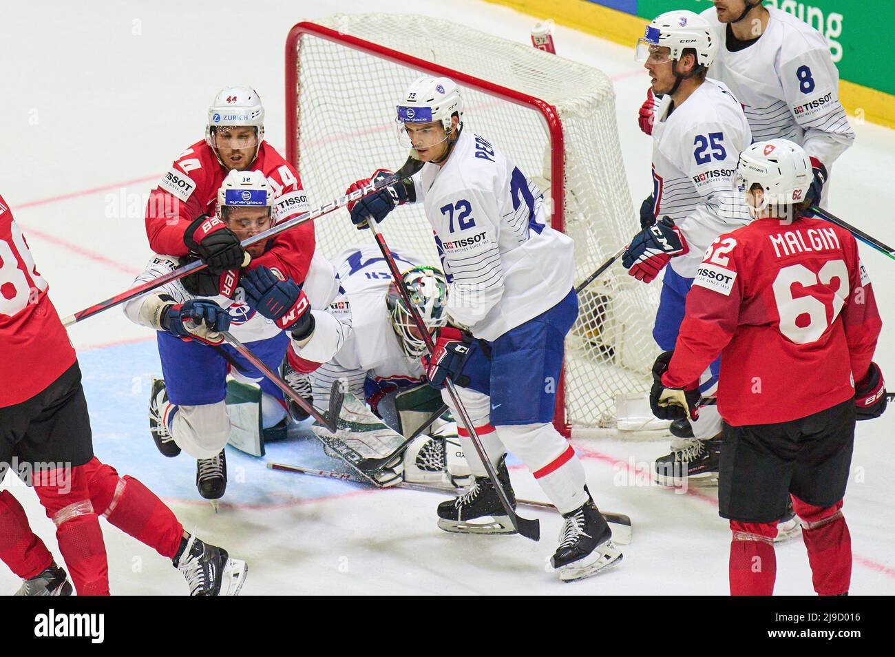 Helsinki, Finnland. 22.. Mai 2022. Pius SUTTER, SUI 44 Yohann Auvitu, FRA Nr. 18 Denis Malgin, SUI 62 Jordann Perret, FRA 72 Schruppen im Spiel SCHWEIZ - FRANKREICH EISHOCKEY-WELTMEISTERSCHAFT IIHF Gruppe B in Helsinki, Finnland, 22. Mai 2022, Saison 2021/2022 © Peter Schatz / Alamy Live News Credit: Peter Schatz/Alamy Live News Stockfoto