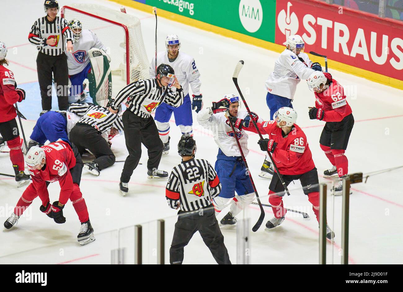 Helsinki, Finnland. 22.. Mai 2022. Pius SUTTER, SUI 44 Yohann Auvitu, FRA Nr. 18 Denis Malgin, SUI 62 Jordann Perret, FRA 72 Dario Simion Nr. 59 der Schweiz Nicolas Ritz, FRA Nr. 25 Janis Moser Nr. 86 der Schweiz Schruppen im Spiel SCHWEIZ - FRANKREICH IIHF EISHOCKEY WELTMEISTERSCHAFT Gruppe B in Helsinki, Finnland, 22. Mai 2022, Saison 2021/2022 © Peter Schatz / Alamy Live News Credit: Peter Schatz/Alamy Live News Stockfoto