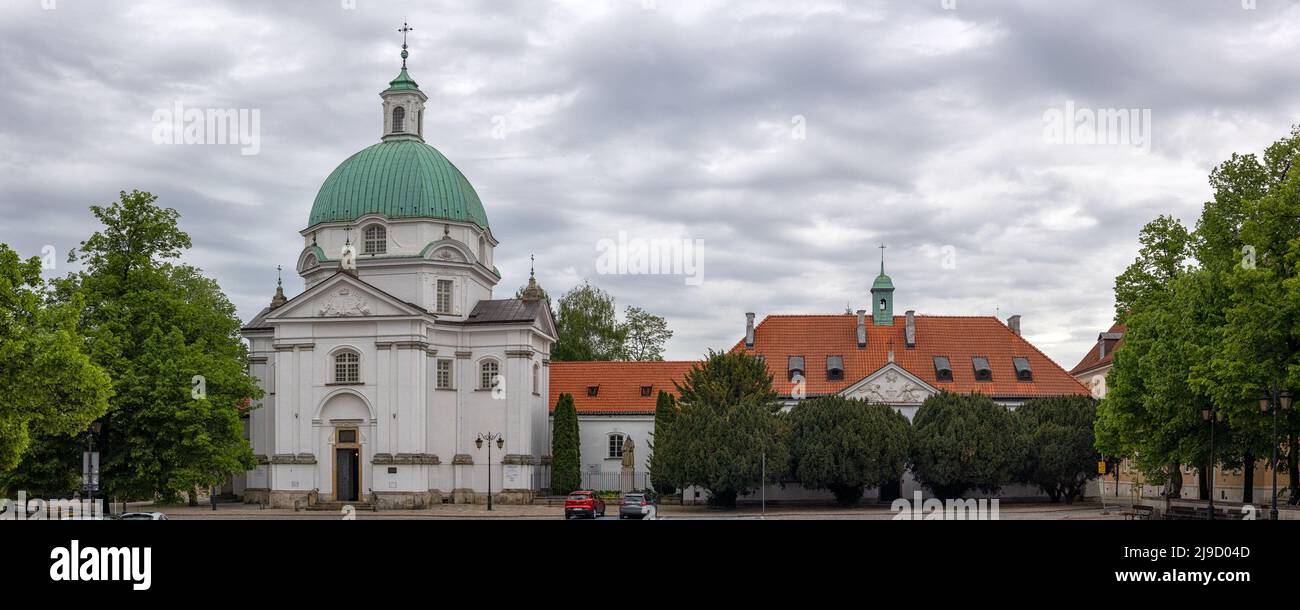 WARSCHAU, POLEN - 14. MAI 2022: Panoramablick auf das Warschauer Benediktinerkloster auf dem rynek Nowego Miasta Platz Stockfoto