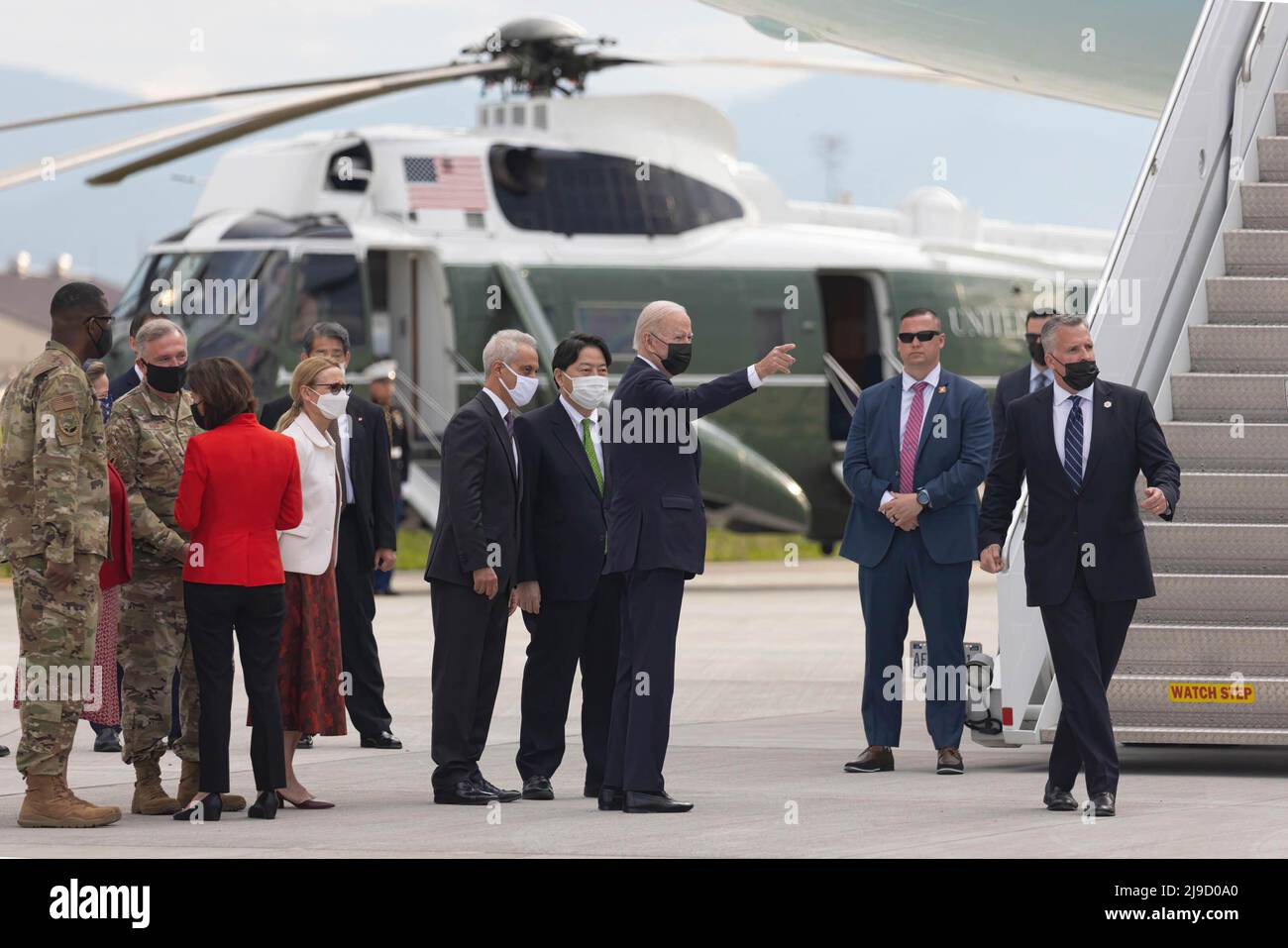 Fussa, Japan. 22.. Mai 2022. US-Präsident Joe Biden wird von dem japanischen Außenminister Yoshimasa Hayashi, dem US-Botschafter in Japan Rahm Emanuel und US-Militärstabsmitgliedern nach seiner Landung auf dem Luftwaffenstützpunkt Yokota (Präfektur Tokio) für ein zweitägiges Programm begrüßt. Nach einem Besuch in Südkorea kam der Präsident nach Japan. Joe Biden ist auf einer Allianz-Tournee in Asien. (Foto: Stanislav Kogiku/SOPA Images/Sipa USA) Quelle: SIPA USA/Alamy Live News Stockfoto