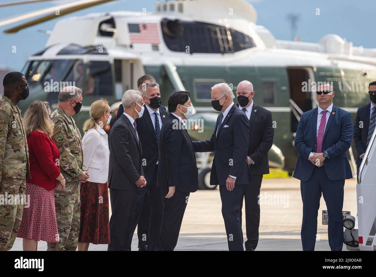 Fussa, Japan. 22.. Mai 2022. US-Präsident Joe Biden wird von dem japanischen Außenminister Yoshimasa Hayashi, dem US-Botschafter in Japan Rahm Emanuel und US-Militärstabsmitgliedern nach seiner Landung auf dem Luftwaffenstützpunkt Yokota (Präfektur Tokio) für ein zweitägiges Programm begrüßt. Nach einem Besuch in Südkorea kam der Präsident nach Japan. Joe Biden ist auf einer Allianz-Tournee in Asien. (Foto: Stanislav Kogiku/SOPA Images/Sipa USA) Quelle: SIPA USA/Alamy Live News Stockfoto