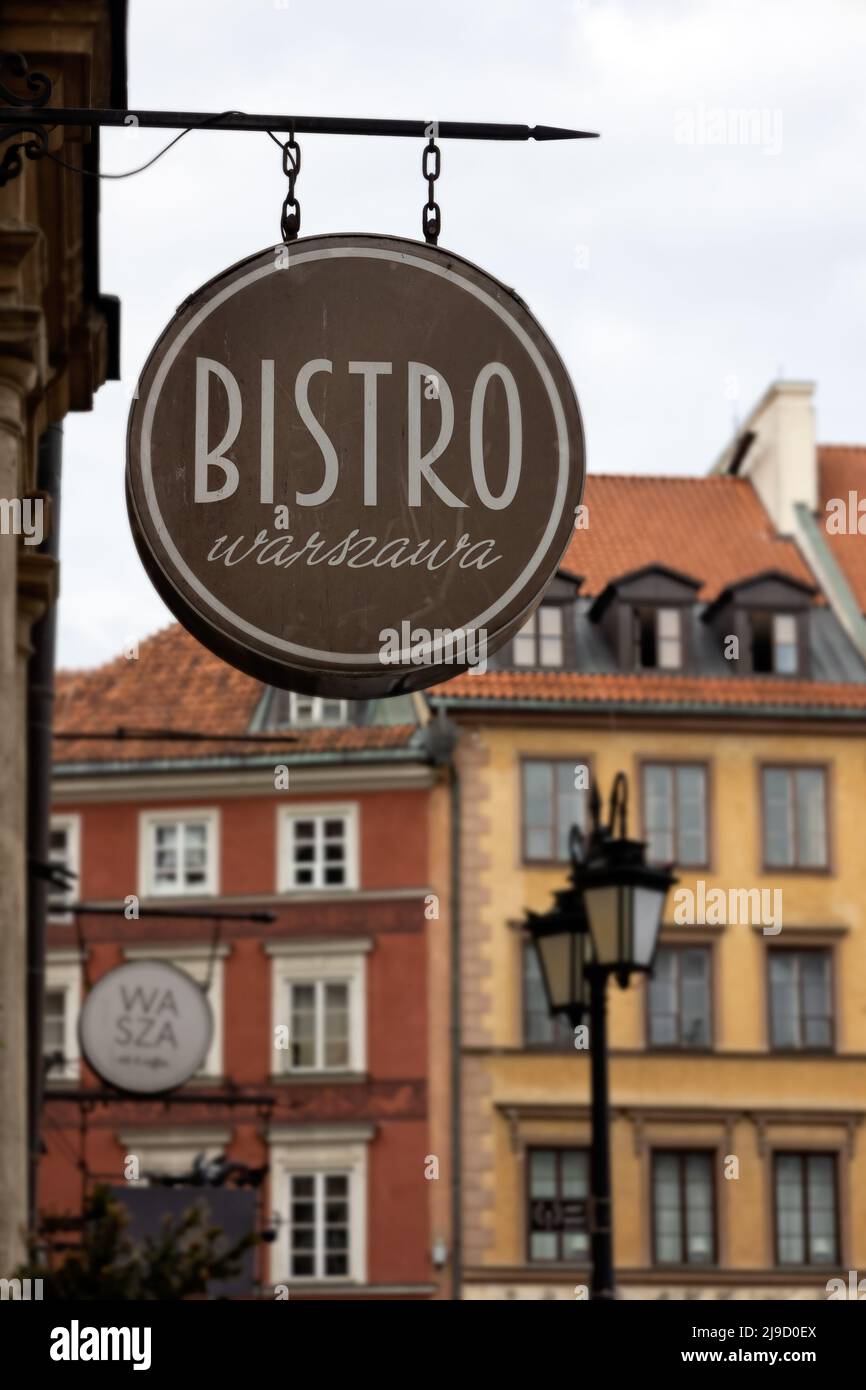 WARSCHAU, POLEN - 14. MAI 2022: Bistro-Schild auf dem Marktplatz der Altstadt Stockfoto