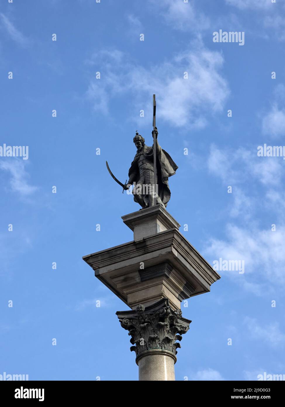 WARSCHAU, POLEN - 14. MAI 2022: Statue des Königs Sigmund, die auf der Sigismund-Säule in Plac Zamkowy sitzt Stockfoto