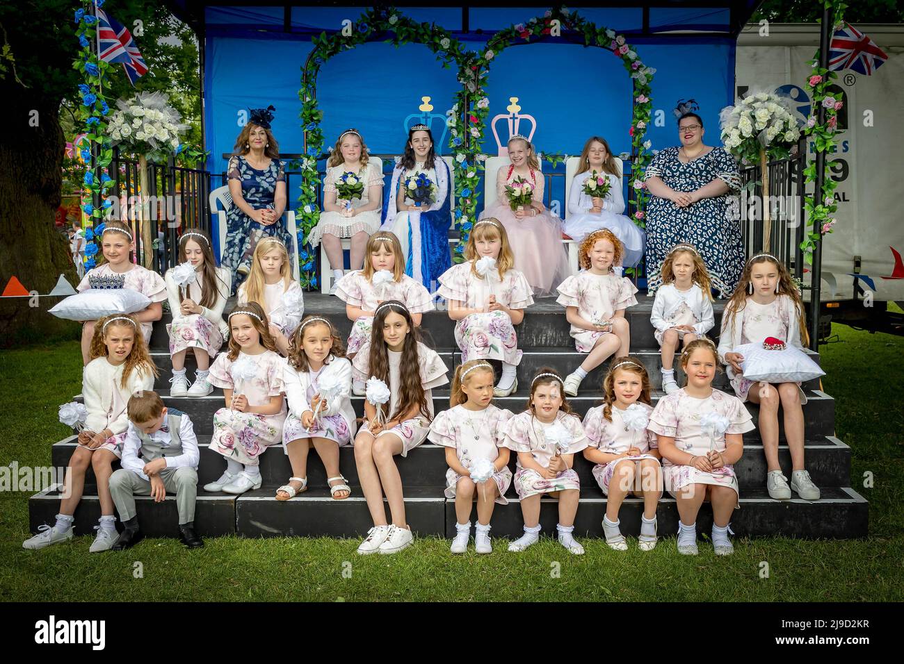 2022 Lymm May Queen, Faye Griffiths und Lymm Rose Queen, Lilly Raftery, warten auf ihre Krönung Stockfoto