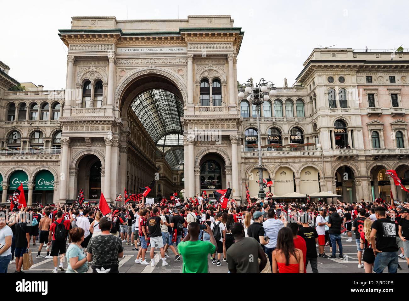 Foto LaPresse 22 Maggio, 2022 Milano, Italia News I festeggiamenti dei tifosi del Milan durante la partita per lo Scudetto. Nella foto: Tifosi milanisti auf der Piazza Duomo a Milano Photo LaPresse 22. Mai 2022 Mailand, Italien News die Feierlichkeiten der Mailänder Fans während des Spiels um die Scudetto auf dem Foto: Mailänder Fans auf der Piazza Duomo in Mailand(Foto: La Presse / PRESSINPHOTO) Stockfoto