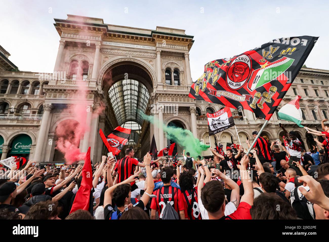 Foto LaPresse 22 Maggio, 2022 Milano, Italia News I festeggiamenti dei tifosi del Milan durante la partita per lo Scudetto. Nella foto: Tifosi milanisti auf der Piazza Duomo a Milano Photo LaPresse 22. Mai 2022 Mailand, Italien News die Feierlichkeiten der Mailänder Fans während des Spiels um die Scudetto auf dem Foto: Mailänder Fans auf der Piazza Duomo in Mailand(Foto: La Presse / PRESSINPHOTO) Stockfoto