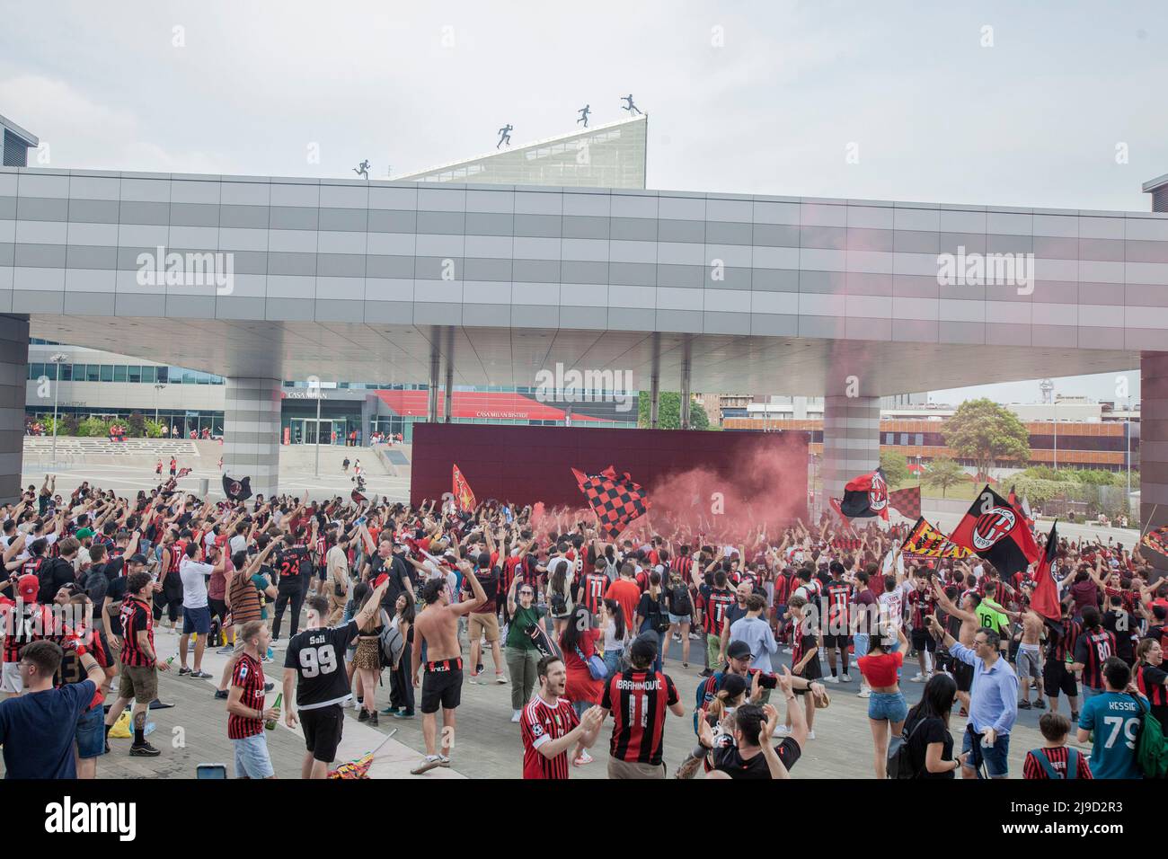 Foto LaPresse 21 Maggio 2022 Milano, Italia cronaca Casa Milan, milanisti festeggiano i primi Goal Foto LaPresse 21. Mai 2022 Mailand, Italien News Casa Milan, Mailand Fans feiern ihre ersten Tore (Foto: La Presse / PRESSINPHOTO) Stockfoto