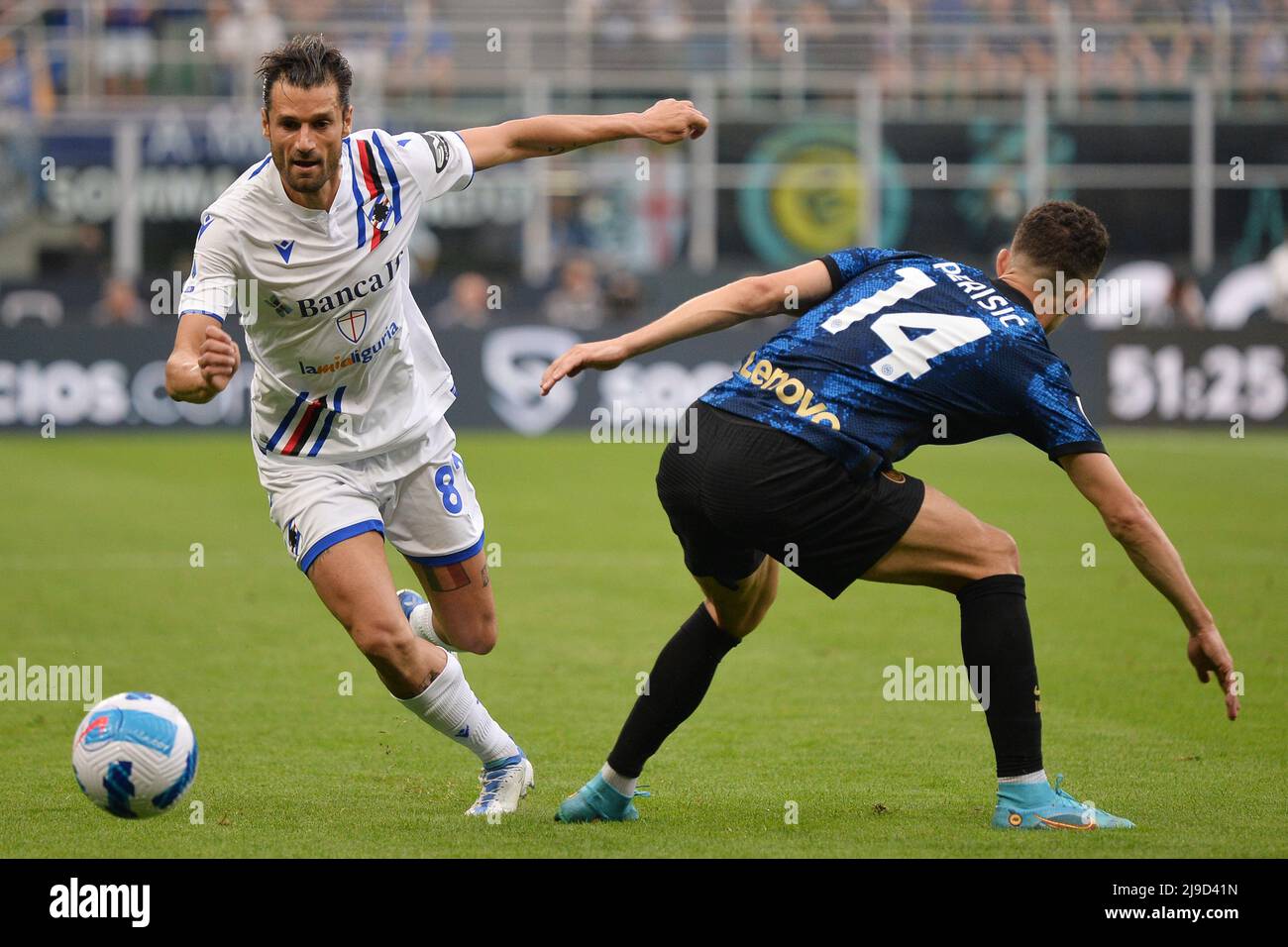 Foto Alberto Gandolfo/LaPresse 22 Maggio 2022 Milano (Italia) Sport Calcio Inter vs Sampdoria - Serie A 2021/2022 - Stadio San Siro Nella Foto: Antonio Candreva (UC Sampdoria), Ivan Perisc (FC Internazionale) Foto Alberto Gandolfo/LaPresse 22. Mai 2022 Mailand (Italien) Sport Soccer Inter vs Sampdoria - Serie A 2021/2022 - Stadio San Siro im Bild: Antonio Candreva (UC Sampdoria), Ivan Perisc (FC Internazionale)(Foto: La Presse / PRESSINPHOTO) Stockfoto