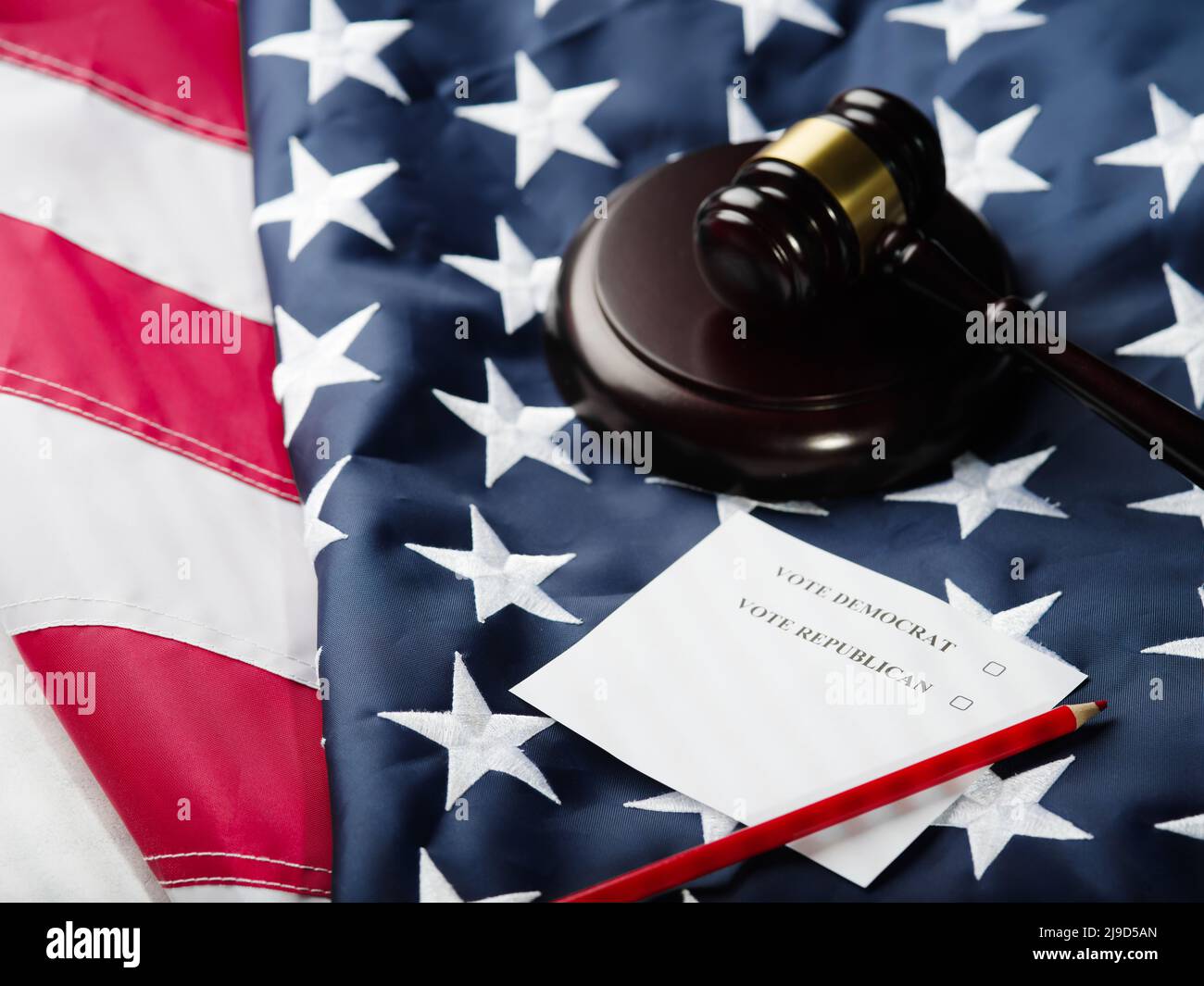 Appell an die Wähler auf einem Blatt Papier, für die Demokratie zu stimmen, für die Republikaner zu stimmen. Bleistift, Richtergavel, US-amerikanische Flagge. Wahlen, Freiheit, Stockfoto