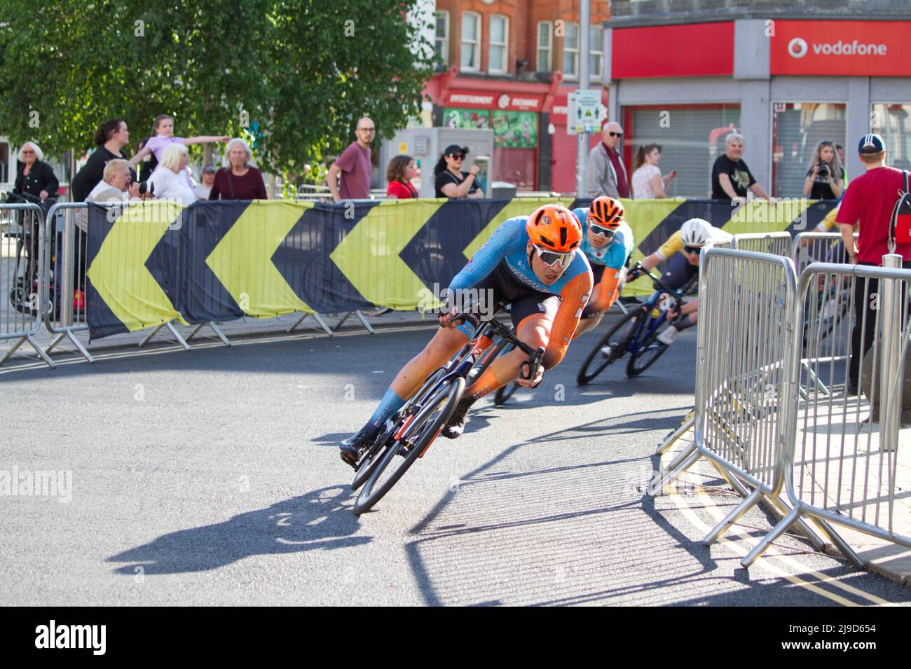 Radsportveranstaltung Tour Series 2022 rund 5 in Clacton-on-Sea, Essex. Die Fahrer des Teams Ribble Weldtite nehmen eine Kurve um die Rennstrecke. Stockfoto