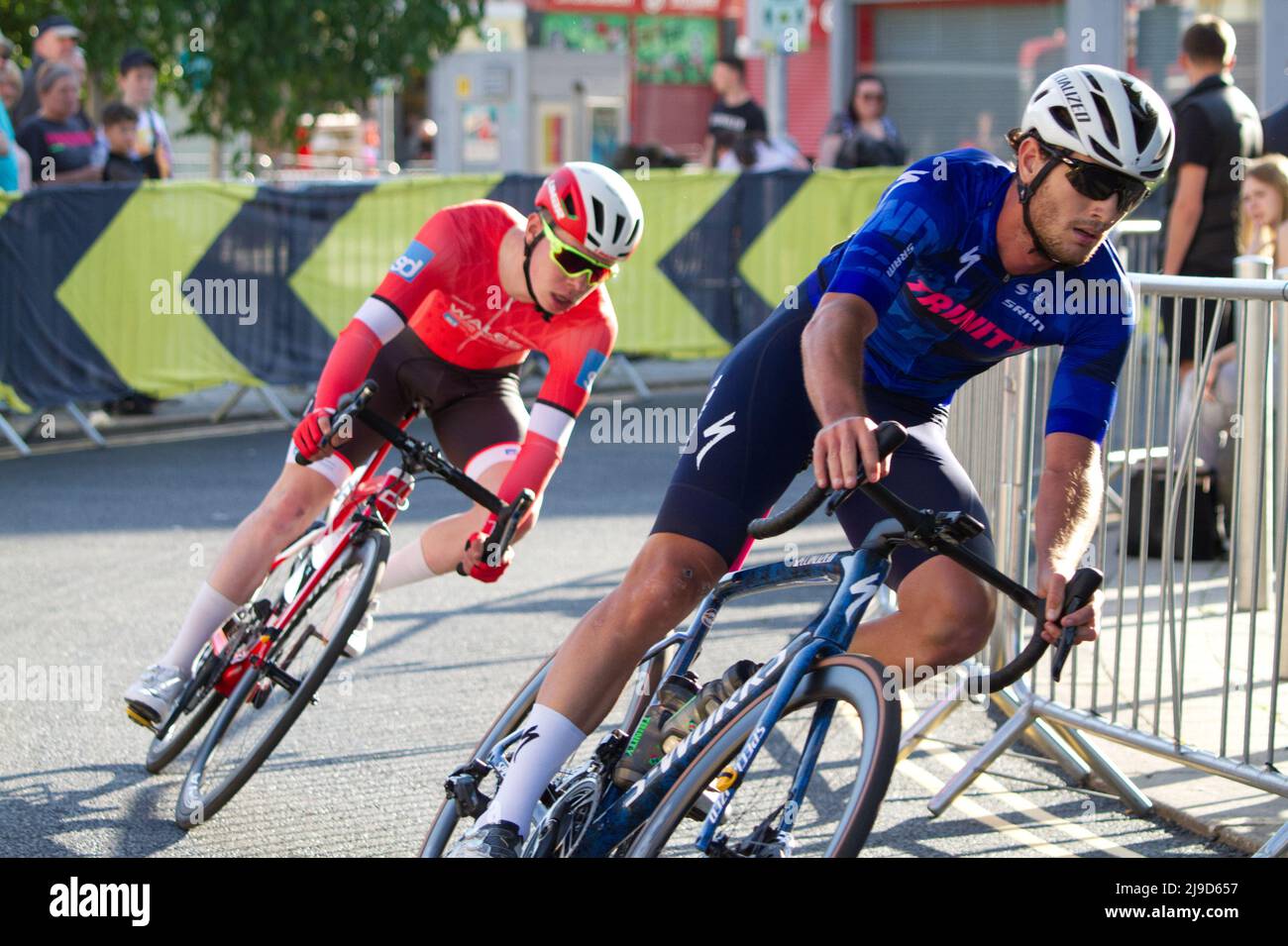 Radsportveranstaltung Tour Series 2022 rund 5 in Clacton-on-Sea, Essex. Die Fahrer der Wales Racing Academy und des Trinity-Teams nehmen eine Kurve auf der Rennstrecke Stockfoto