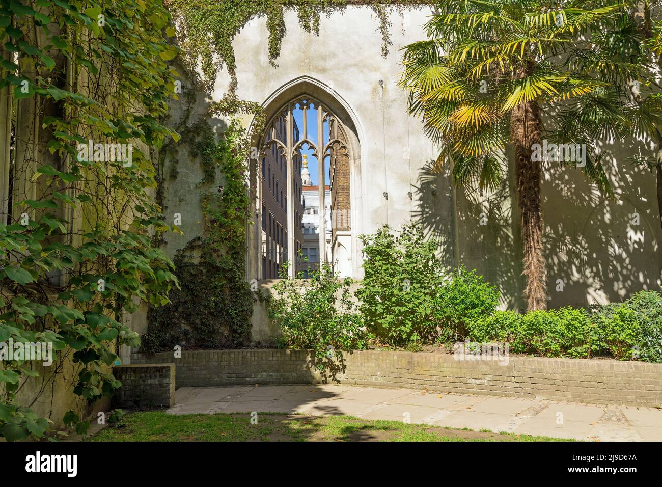 Altes verlassene Gebäude von St. Dunstan in der Ostkirche und dem umliegenden Gartenbereich an einem sonnigen Tag. London Stockfoto