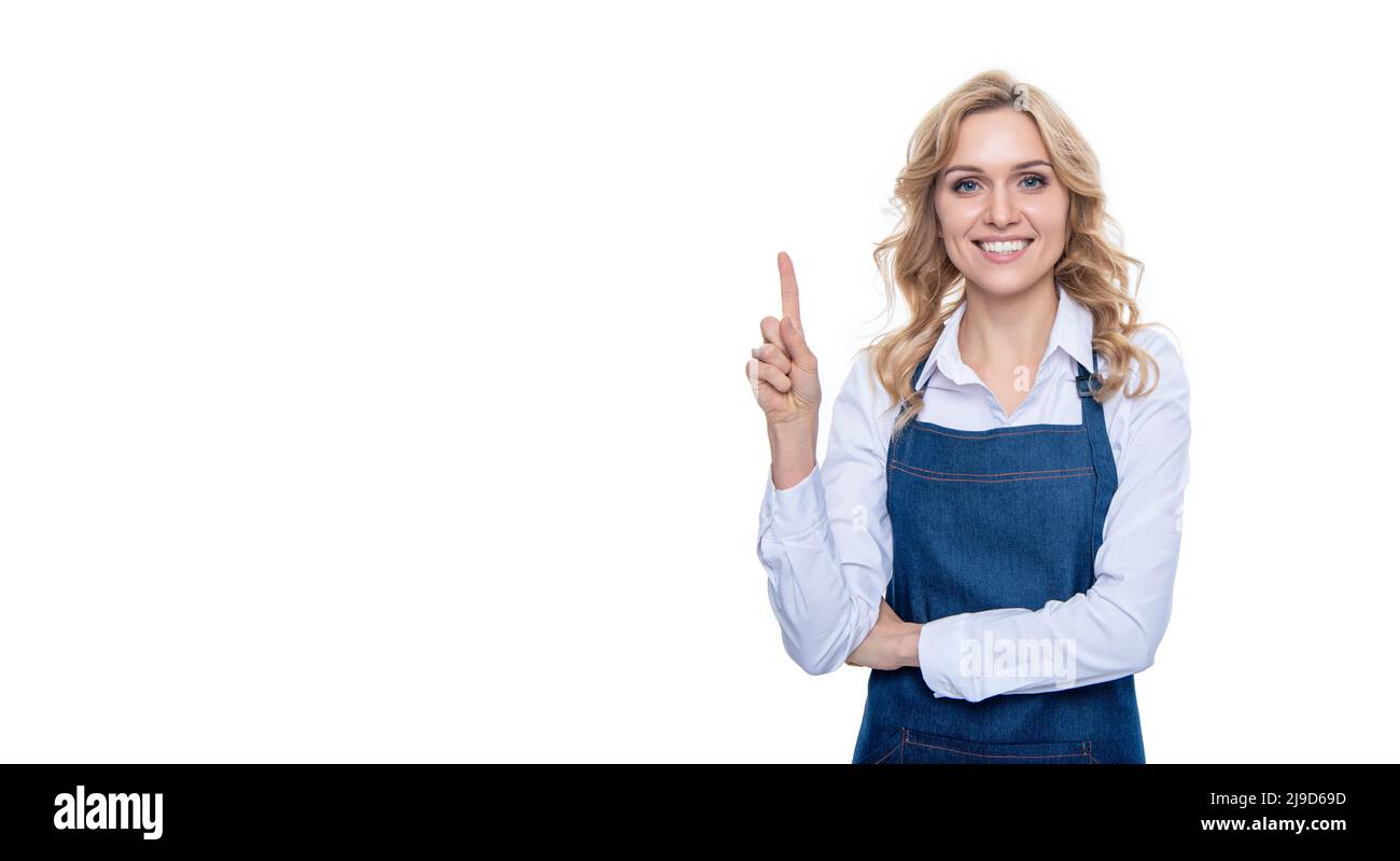 Glückliche Barista Frau in Schürze Point Finger isoliert auf weißem Hintergrund Stockfoto