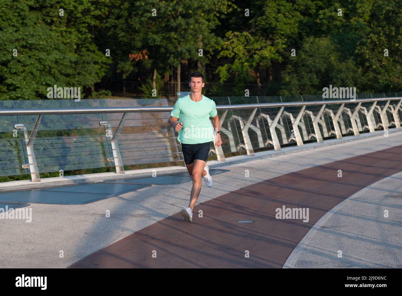 Athletic man Runner läuft in Sportswear Outdoor. Sport Routine Stockfoto