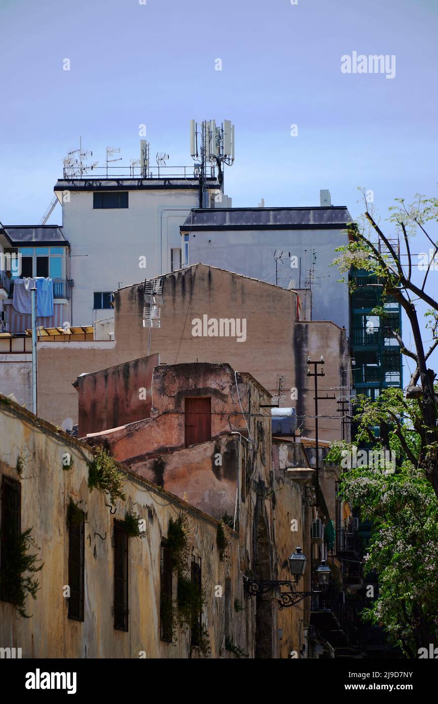 Die charmante Altstadt von Palermo, das Kelso-Viertel, in dem ein normannischer Stil auf die authentische siikilianische Straßenkulturetrifft Stockfoto