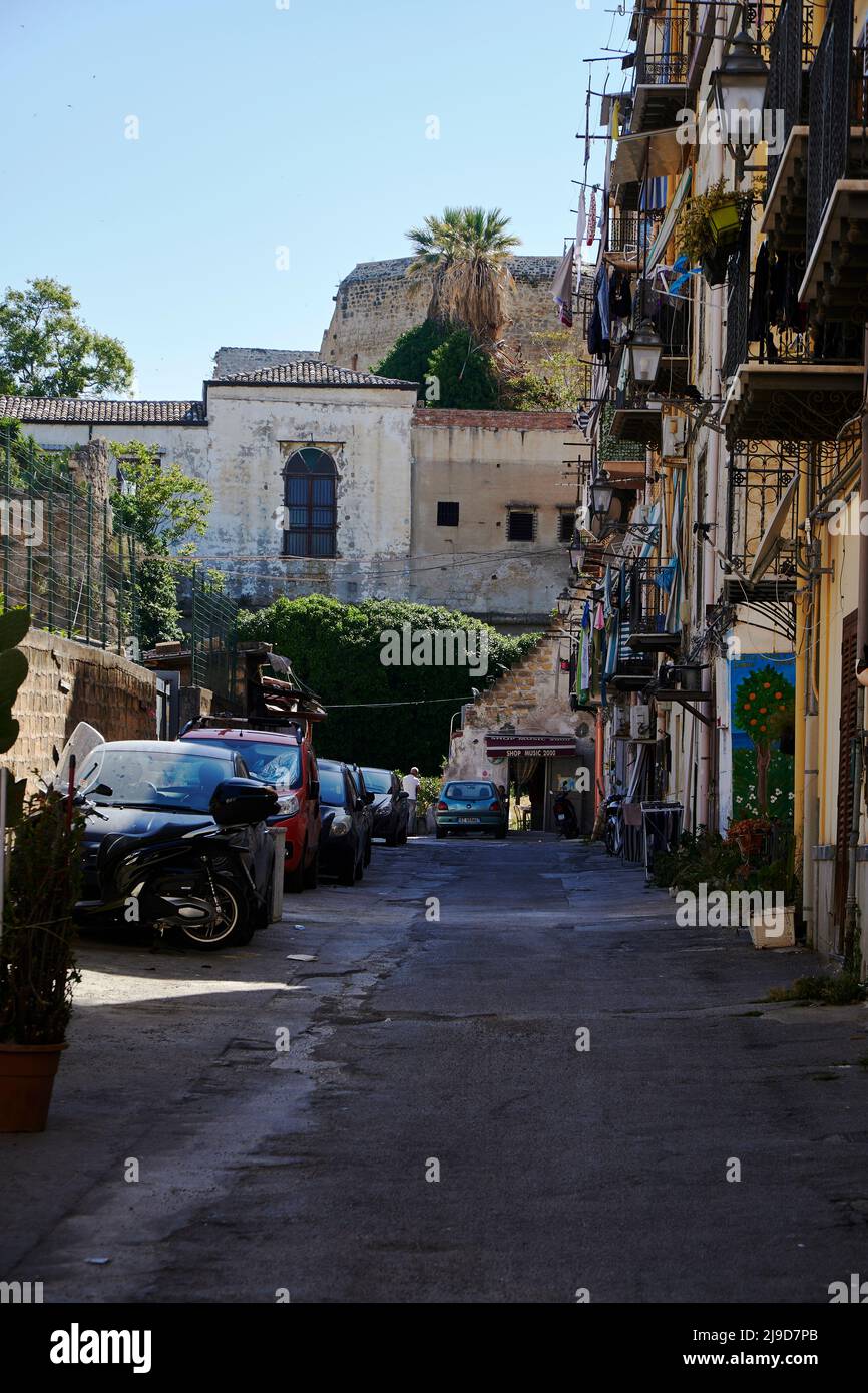 Die charmante Altstadt von Palermo, das Kelso-Viertel, in dem ein normannischer Stil auf die authentische siikilianische Straßenkulturetrifft Stockfoto
