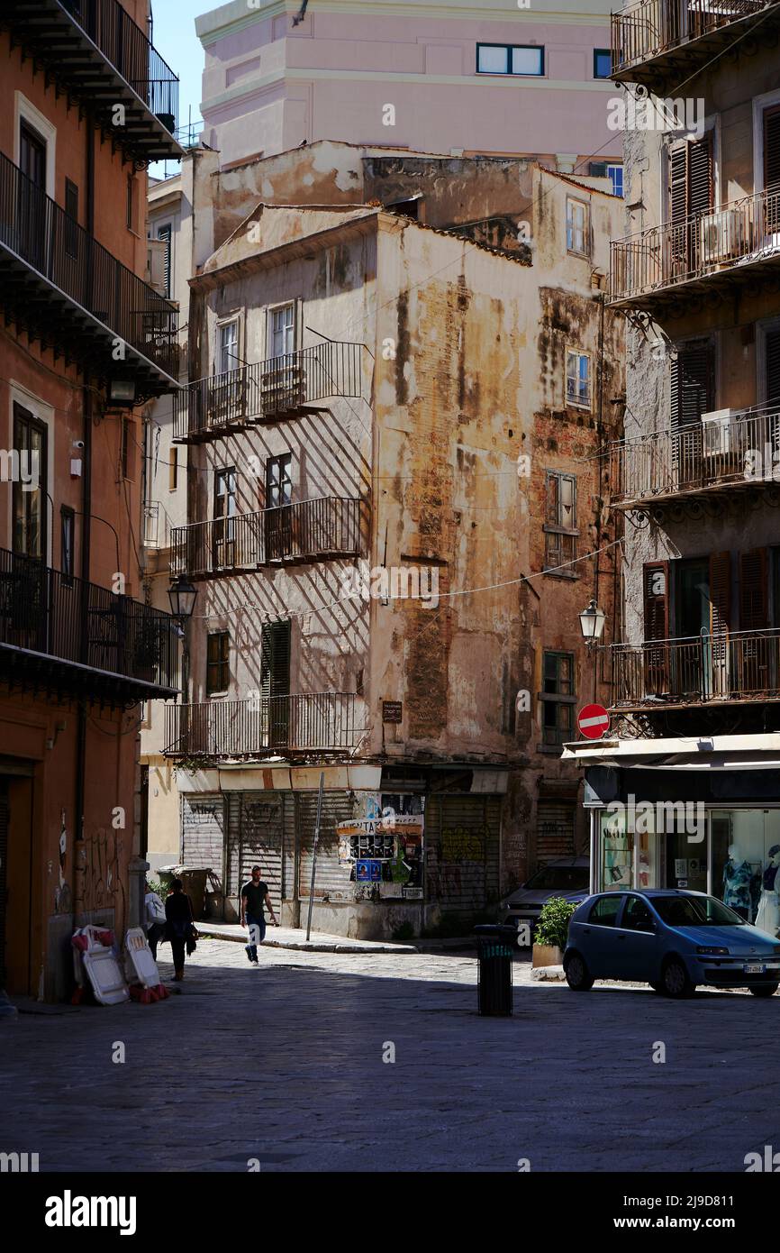 Tele-Bilder, die den schmalen Blick auf den Stadtteil Kelso in Palermo aufnehmen, farbenfroh und charmant Stockfoto
