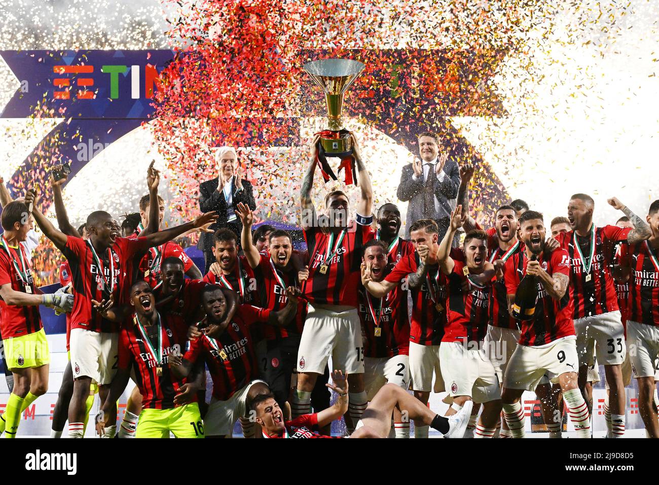 Reggio Emilia, Italien. 22.. Mai 2022. Die Mailänder Spieler feiern mit der Trophäe am Ende der Serie Ein Fußballspiel zwischen US Sassuolo und AC Milan im Citta del Tricolore Stadion in Reggio Emilia (Italien), Mai 22. 2022. Foto Insidefoto Kredit: Insidefoto srl/Alamy Live News Stockfoto