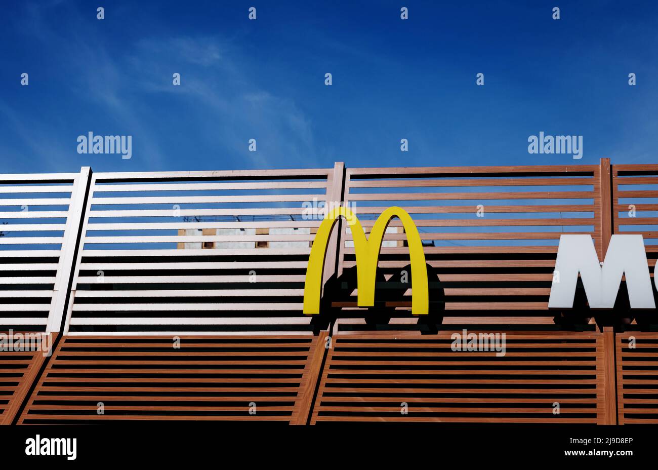 Minsk, Weißrussland, Mai 2022 - das Restaurant des amerikanischen Fast-Food-Unternehmens McDonald's Stockfoto