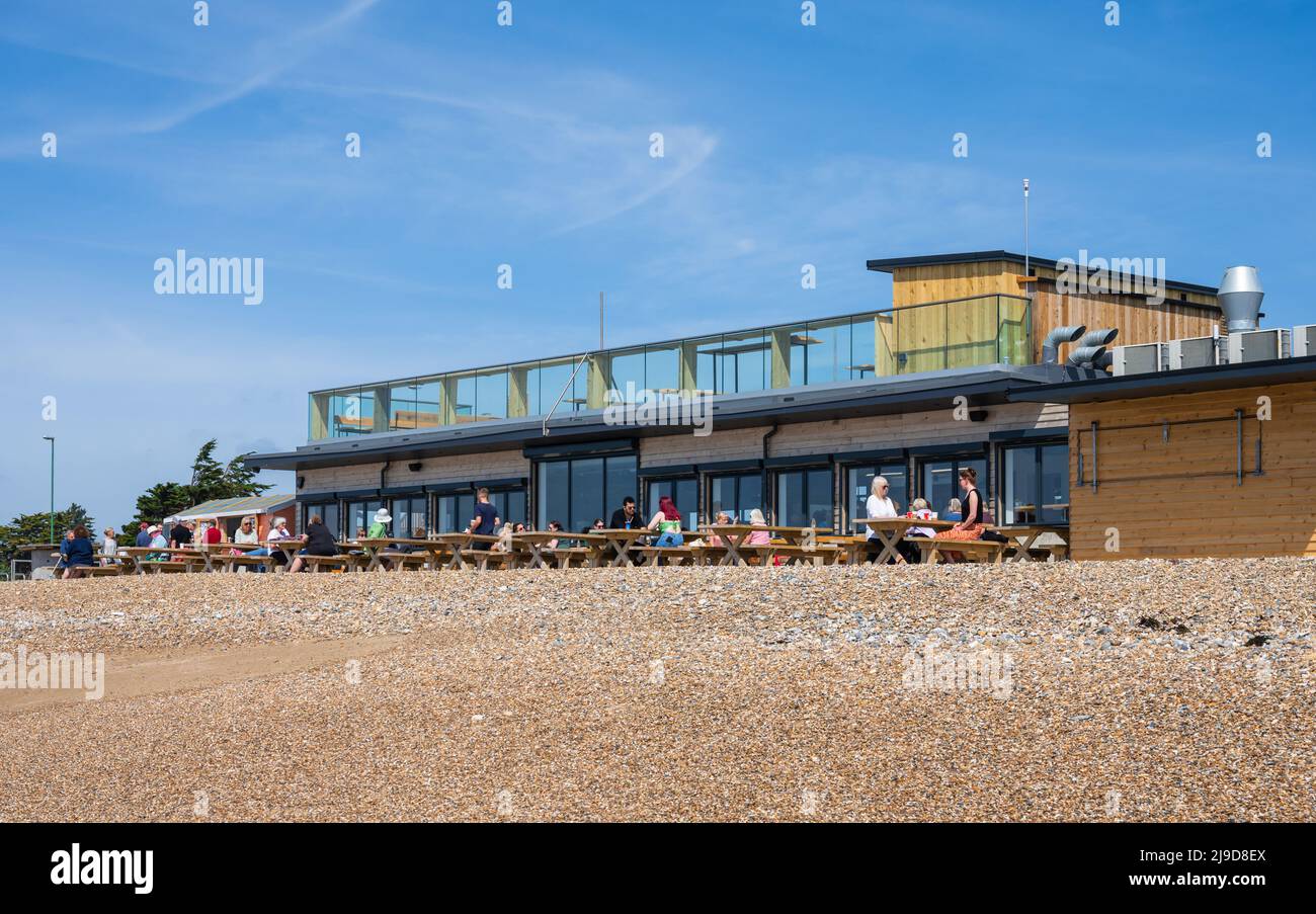Leute saßen draußen am Strand, einem neuen Strandcafe, Strandclub und Aktivitätszentrum am Littlehampton Strand in Littlehampton, West Sussex, England, Großbritannien. Stockfoto